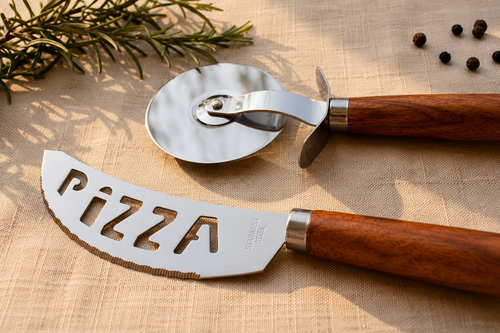 2 Tlg. Pizzaset graviert mit deinen Wunschnamen | als Geburtstagsgeschenk, Hochzeitsgeschenk,..| aus Akazie/Edelstahl