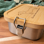 Lunchbox aus Edelstahl mit graviertem Bambusdeckel und Dackel-Motiv „Wie schön, dass wir gemeinsam leben“ - Nahaufnahme